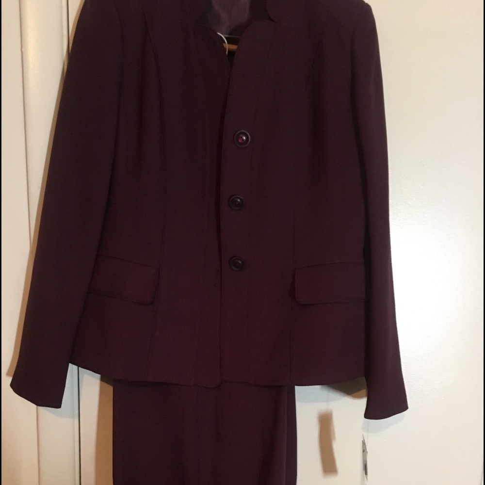Vintage Larry Levine Wine 2pc Women’s Pant Suit.